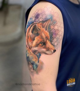 tatuaje_hombro_zorro_geometria_Nastia_Milk_Logia_Barcelona  